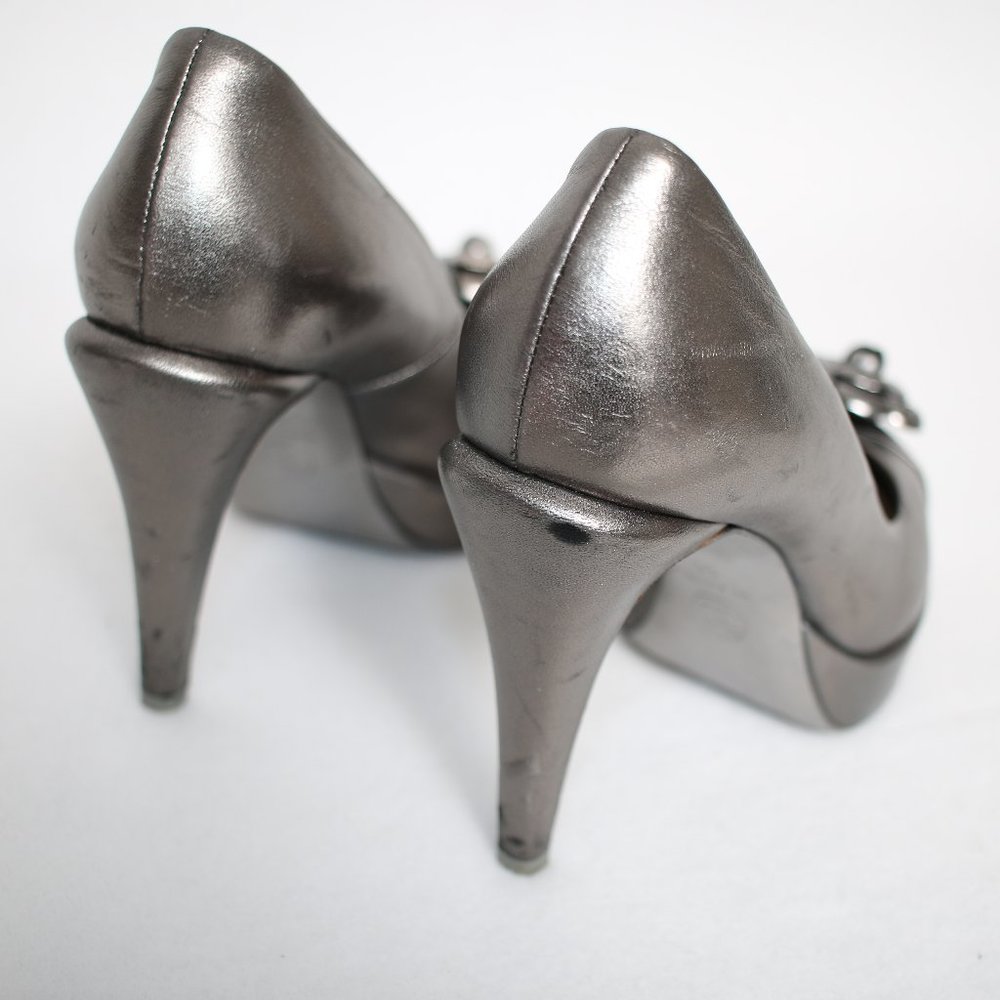 CHANEL Camellia Metallic Silver Leather Pumps Sz 36 - Picture 7 of 13